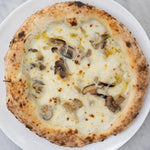 Mushroom and vidalia onion pizza with white cheese